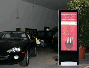 Totem multimmagine retroilluminato con 10 pubblicità scorrevoli che rende più elegante comunicazione visuale 